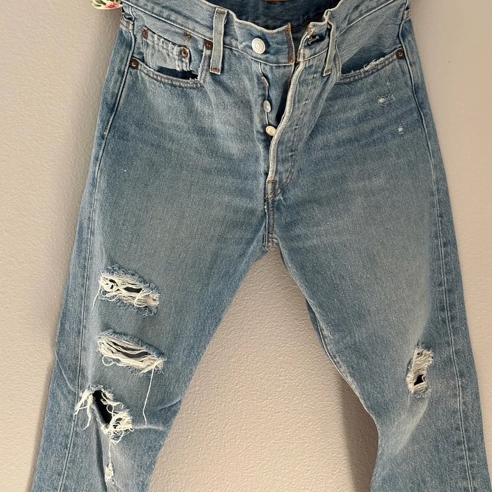 LEVI'S Premium 501 S Jeans Women's W27/L28 High Rise Ripped Distressed - Picture 10 of 11